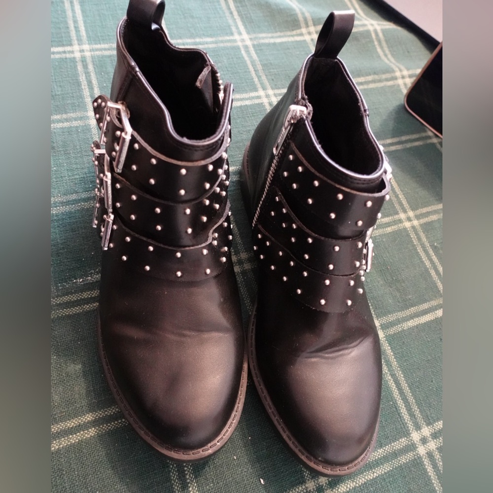 6. H&M DIVIDED BOOTS BLACK